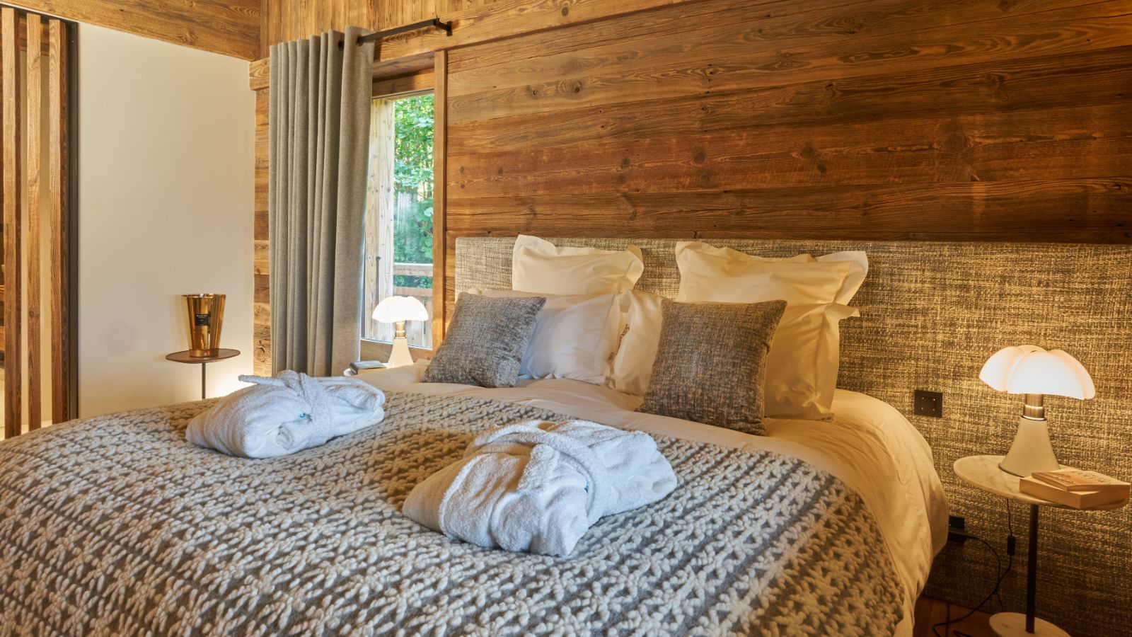 Luxury-ski-chalet-megeve-osc-otoctone-bed4.jpg