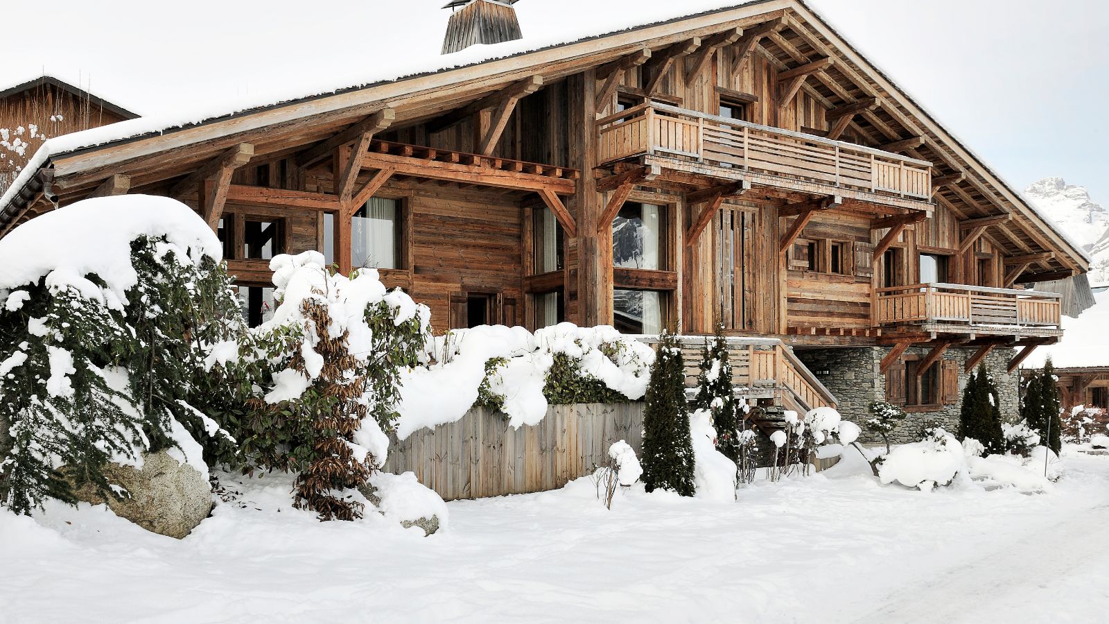 Luxury-ski-chalet-megeve-osc-otoctone-exterior.jpg