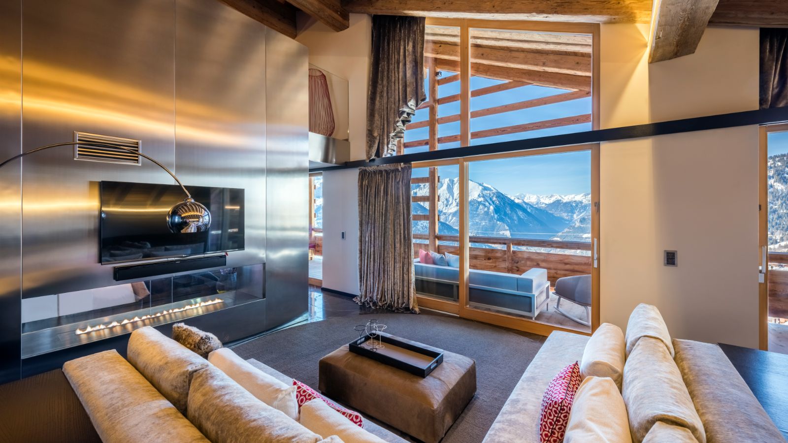 Luxury-Ski-Hotel-Verbier-W Verbier-Oxford-Ski-Lounge.jpg