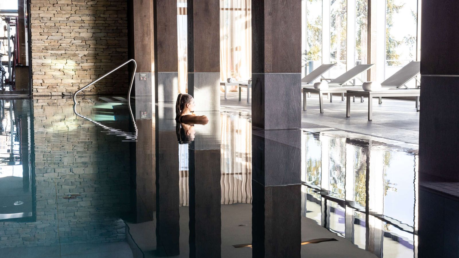 Luxury-ski-hotel-Crans Montana-Crans Ambassador-Oxford-ski-Pool.jpg (1)