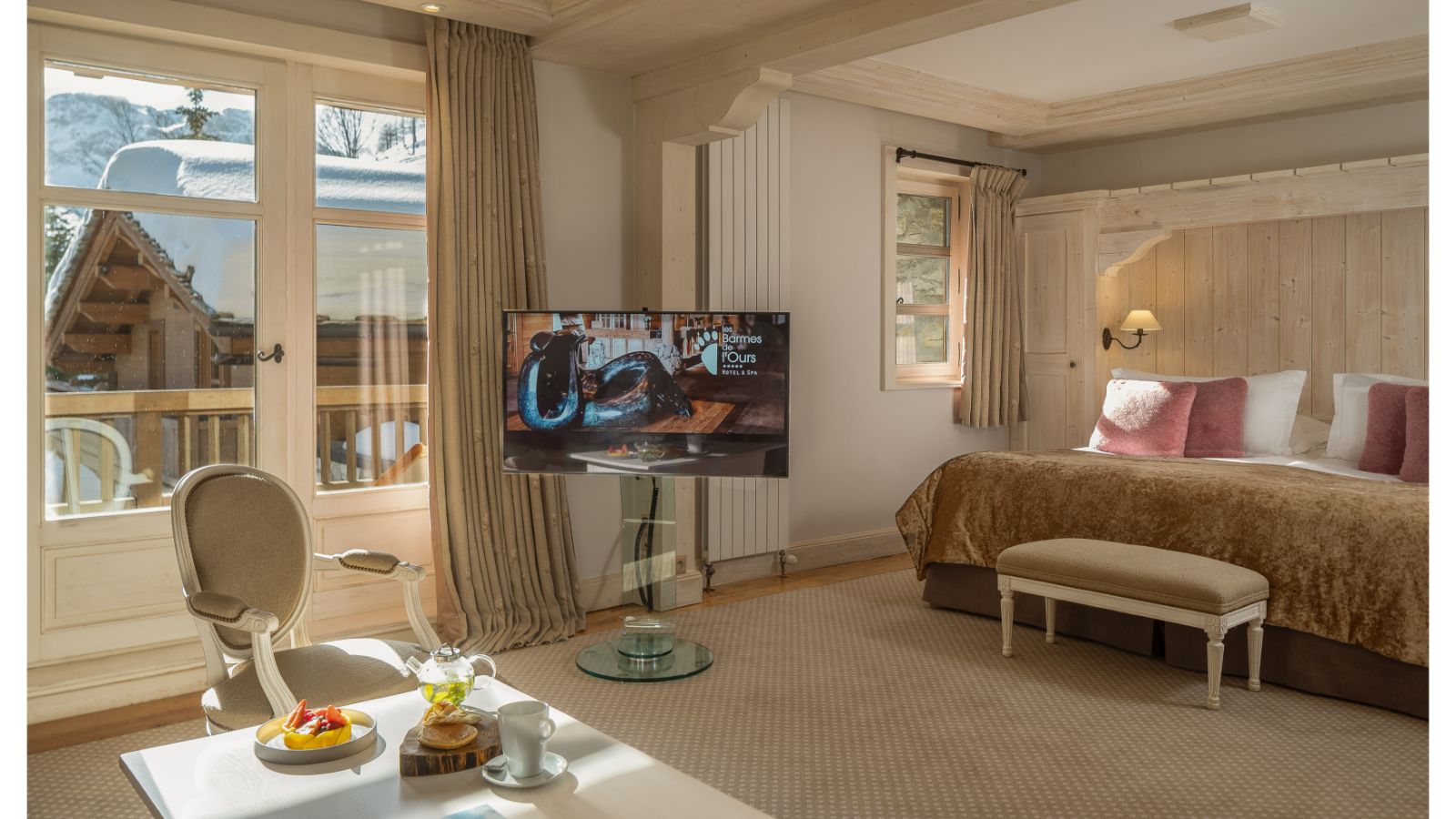 Luxury-ski-hotel-Val d'Isere-Les Barmes de L'Ours-Oxford-Ski-Bedroom(5).jpg