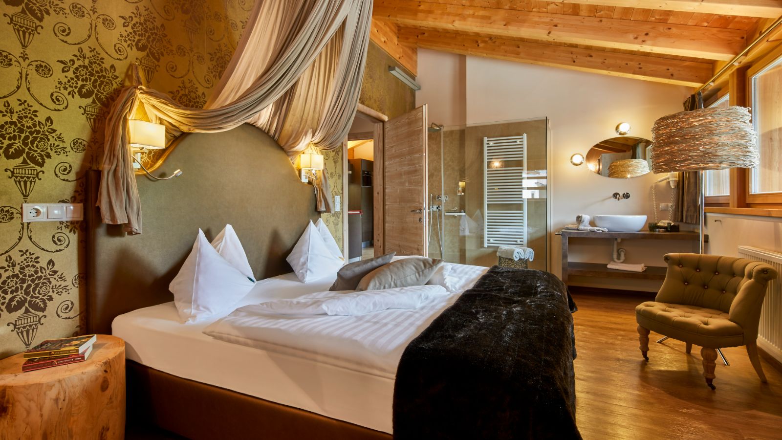 Luxury-Ski-Chalet-Alta-Badia-Mi-Amur-Oxford-Ski-Bedroom (1).jpg