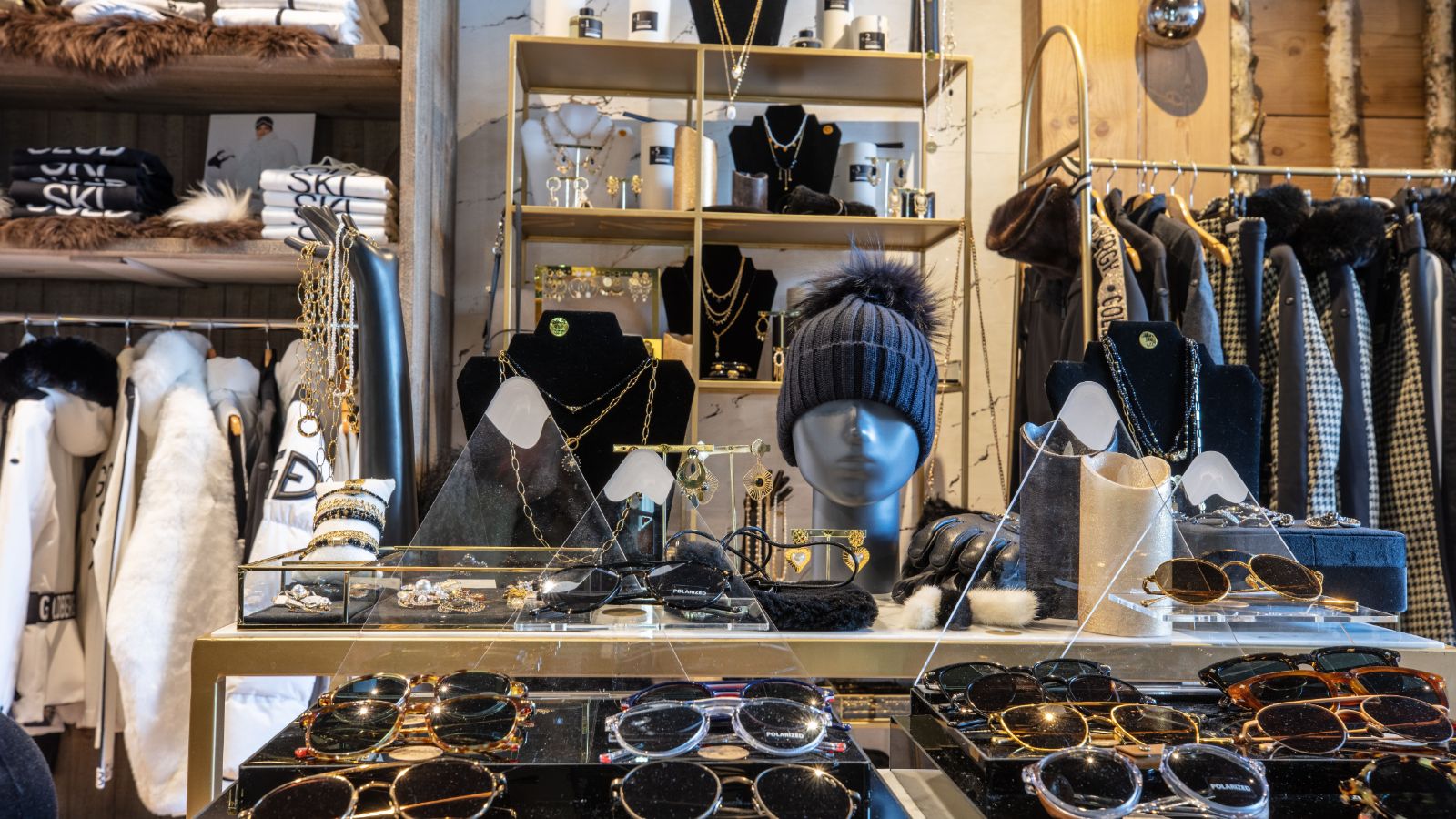 Le Diamond Rock - Ski Shop.jpg