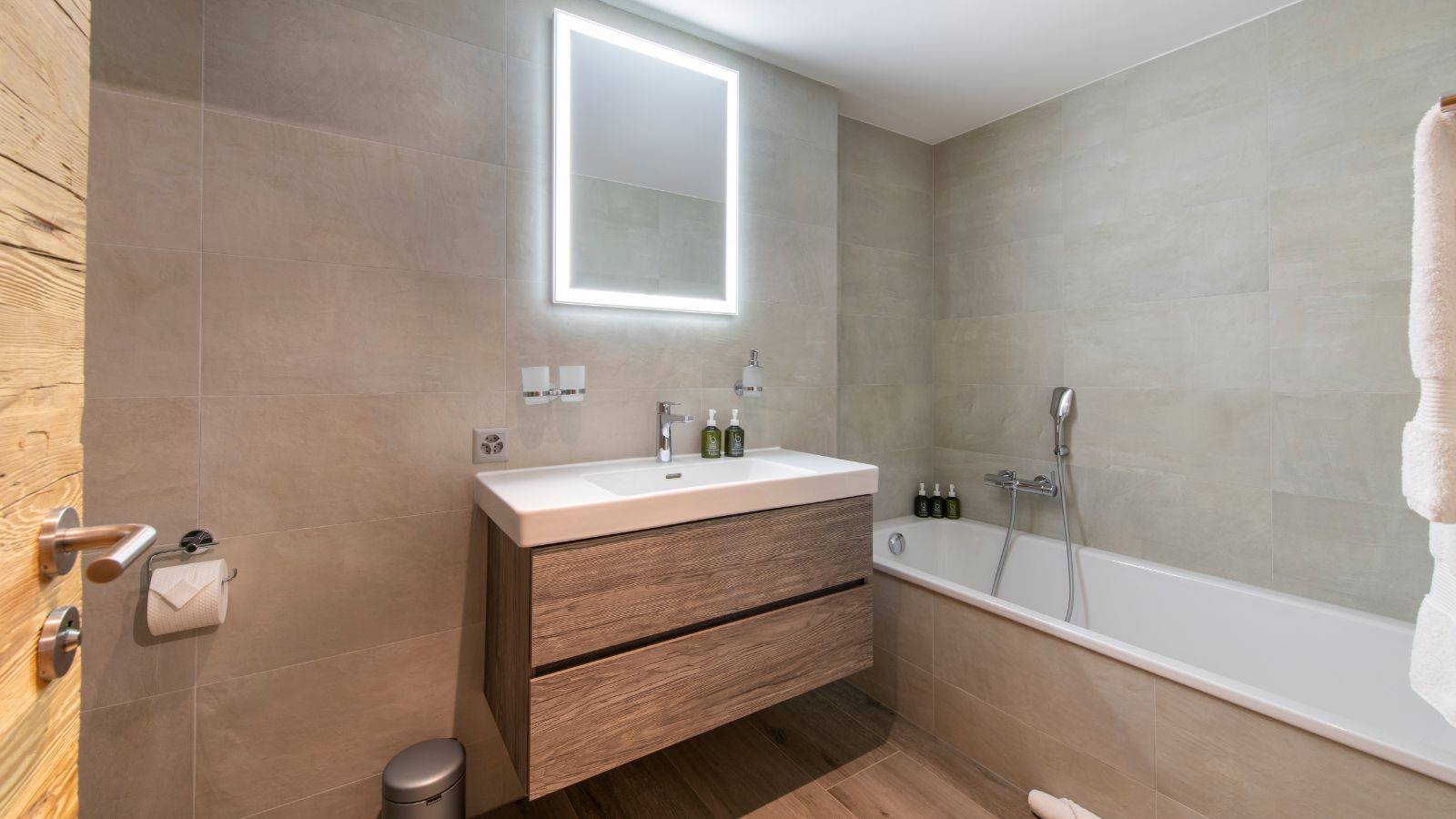 Luxury-ski-chalet-osc-sve-verbier-daphne-bathroom1.jpg