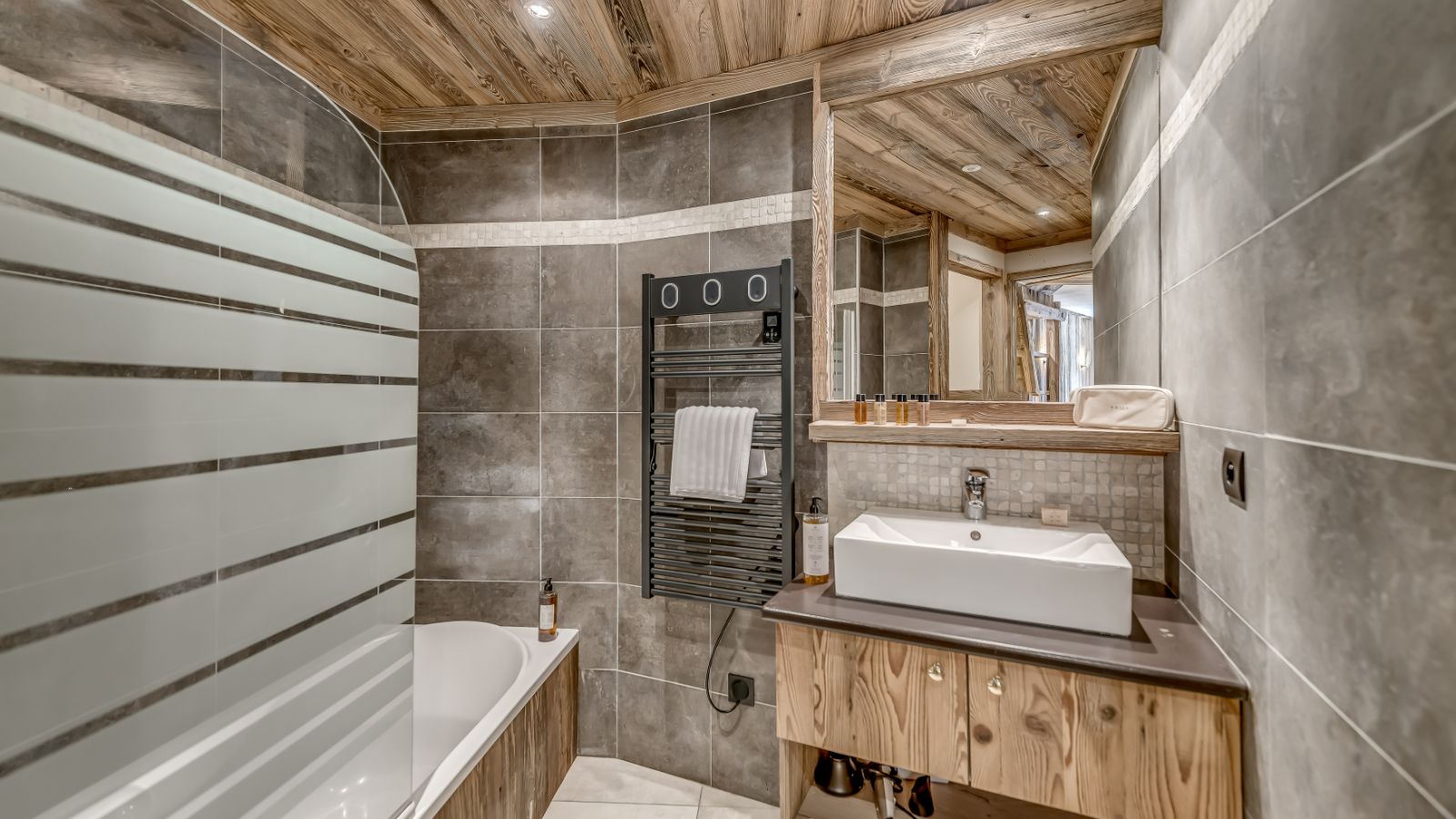 Luxury-Ski-Chalet-Tignes-Chalet-Ganga-Oxford-Ski-Bathroom.jpg