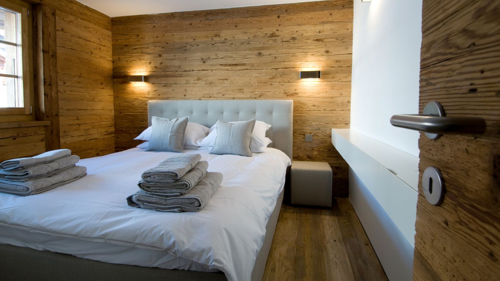 Luxury-ski-chalet-verbier-oxford-ski-bedroom2.jpg