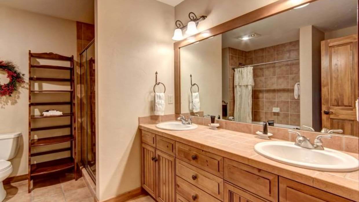 Luxury-Ski-Hotel-Breakenridge-Mountain-Thunder-Lodge-Oxford-Ski-Bathroom.jpg