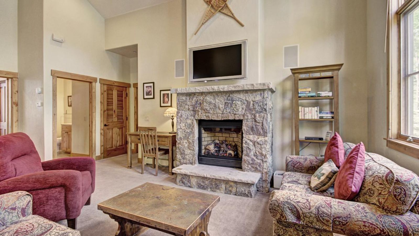 Luxury-Ski-Hotel-Breakenridge-Mountain-Thunder-Lodge-Oxford-Ski-Fireplace.jpg