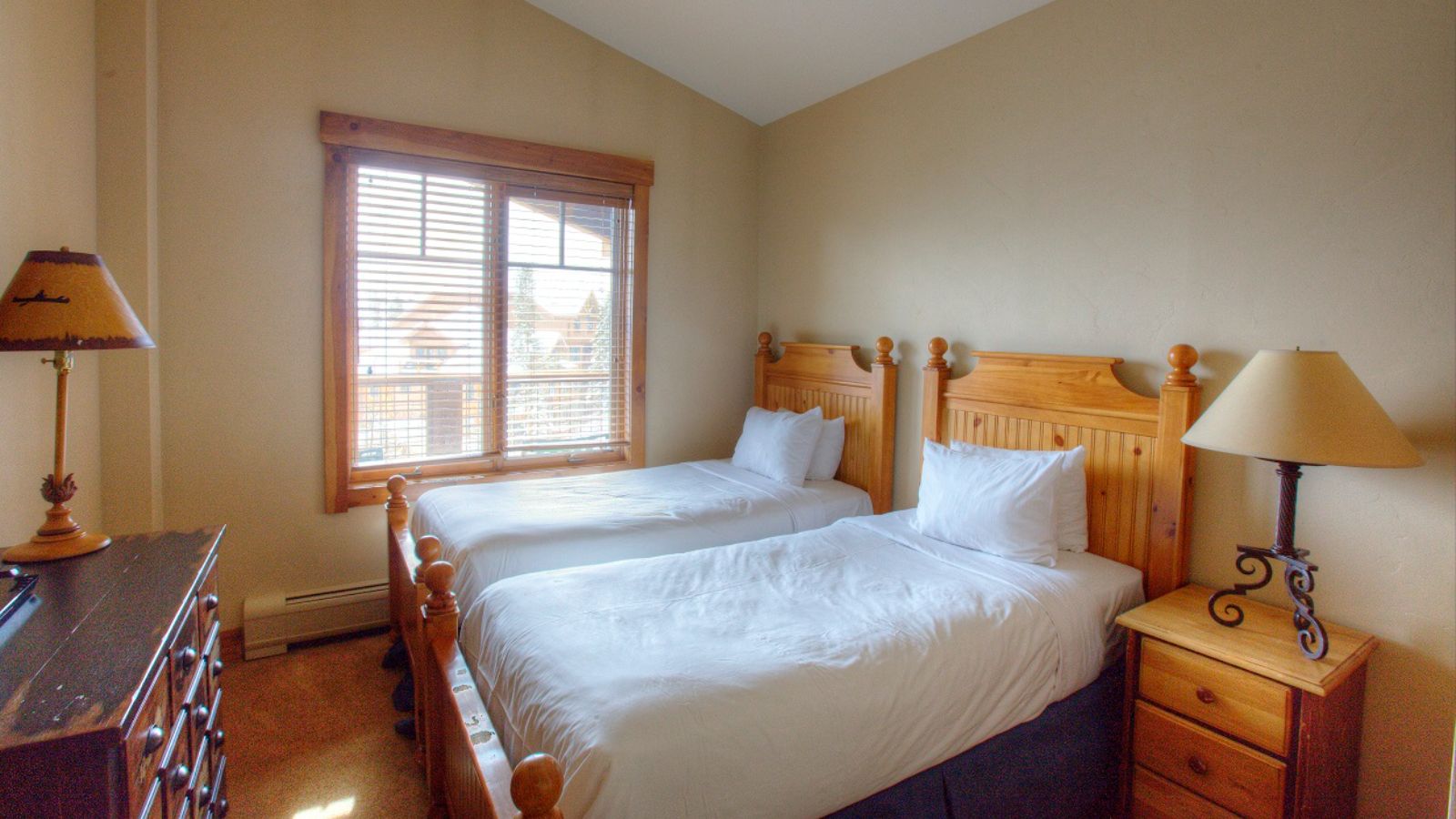 Luxury-Ski-Hotel-Breakenridge-Mountain-Thunder-Lodge-Oxford-Ski-Twin-Bedroom.jpg