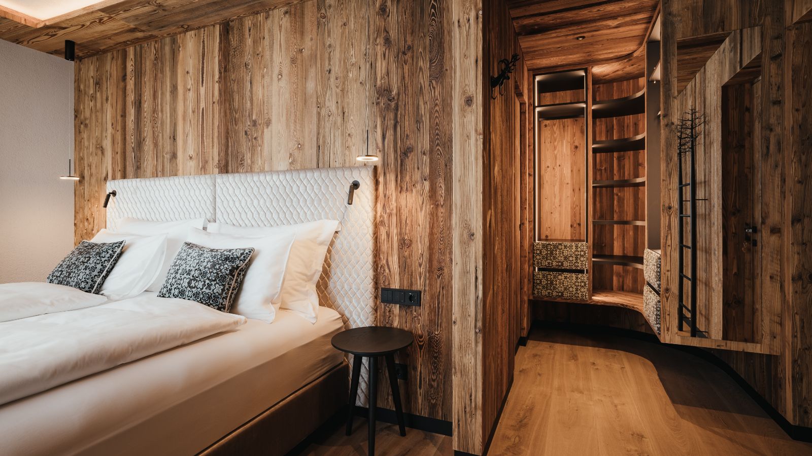 Luxury-Ski-Chalet-Selva-Lum-DOr-Spa-Chalet-Oxford-Ski-Bedroom (3).jpg