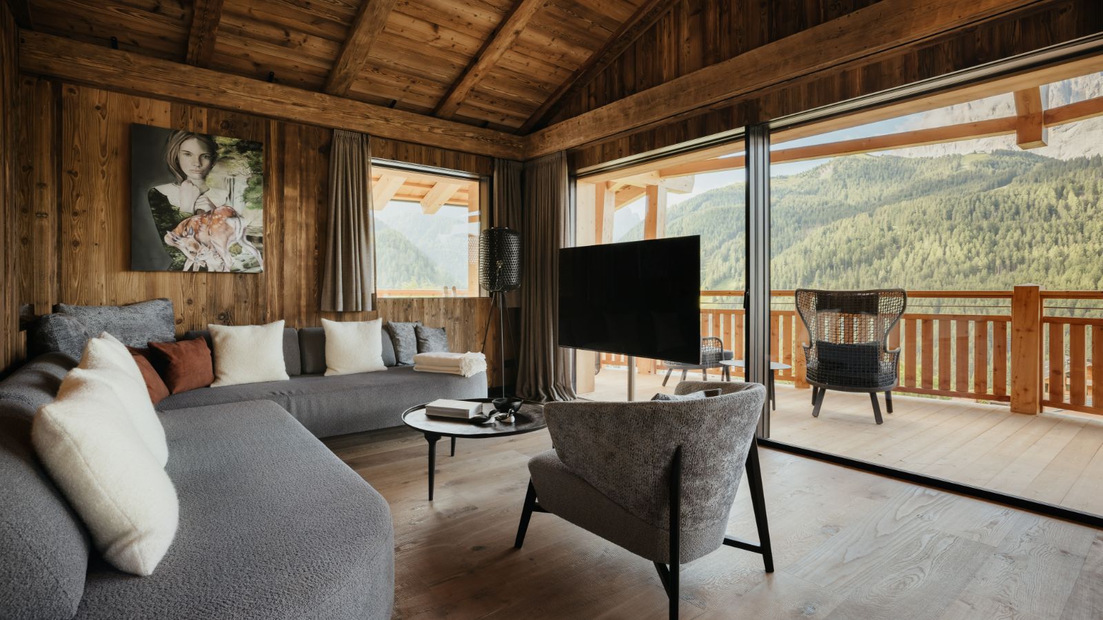 Luxury-Ski-Chalet-Selva-Lum-DOr-Spa-Chalet-Oxford-Ski-Lounge.jpg