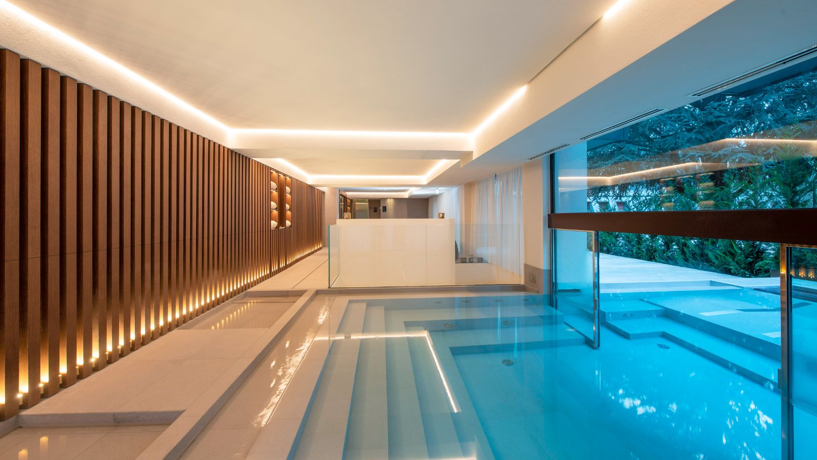 Luxury-Ski-Hotel-Courmayeur-Le-Massif-Hotel-and-Lodge-Oxford-Ski-Spa (3).jpg