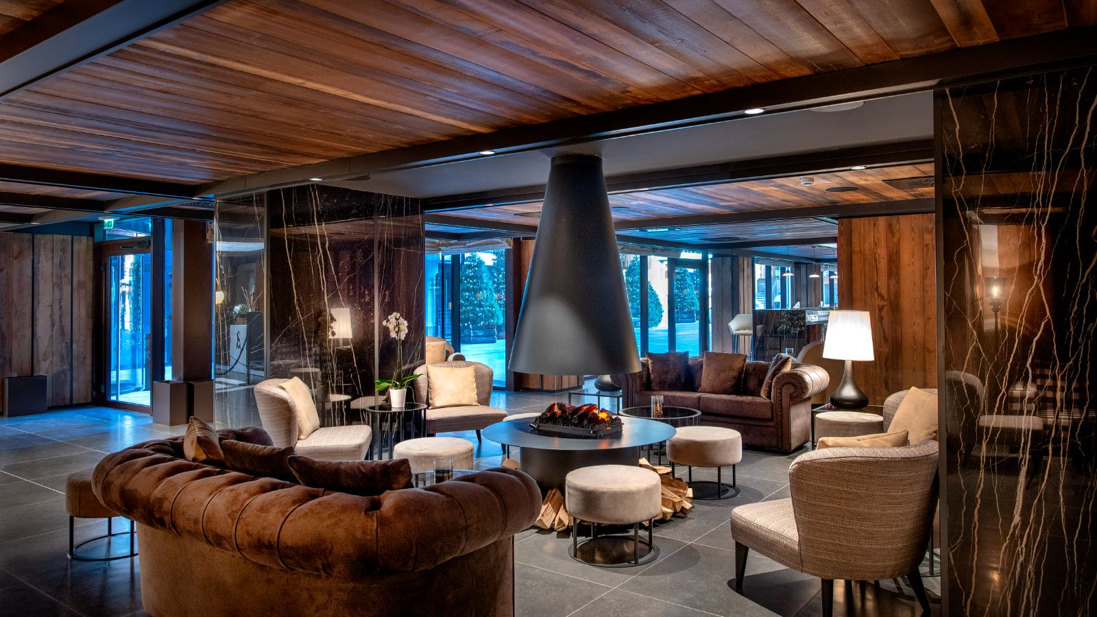 Luxury-Ski-Hotel-Courmayeur-Le-Massif-Hotel-and-Lodge-Oxford-Ski-Bar.jpg