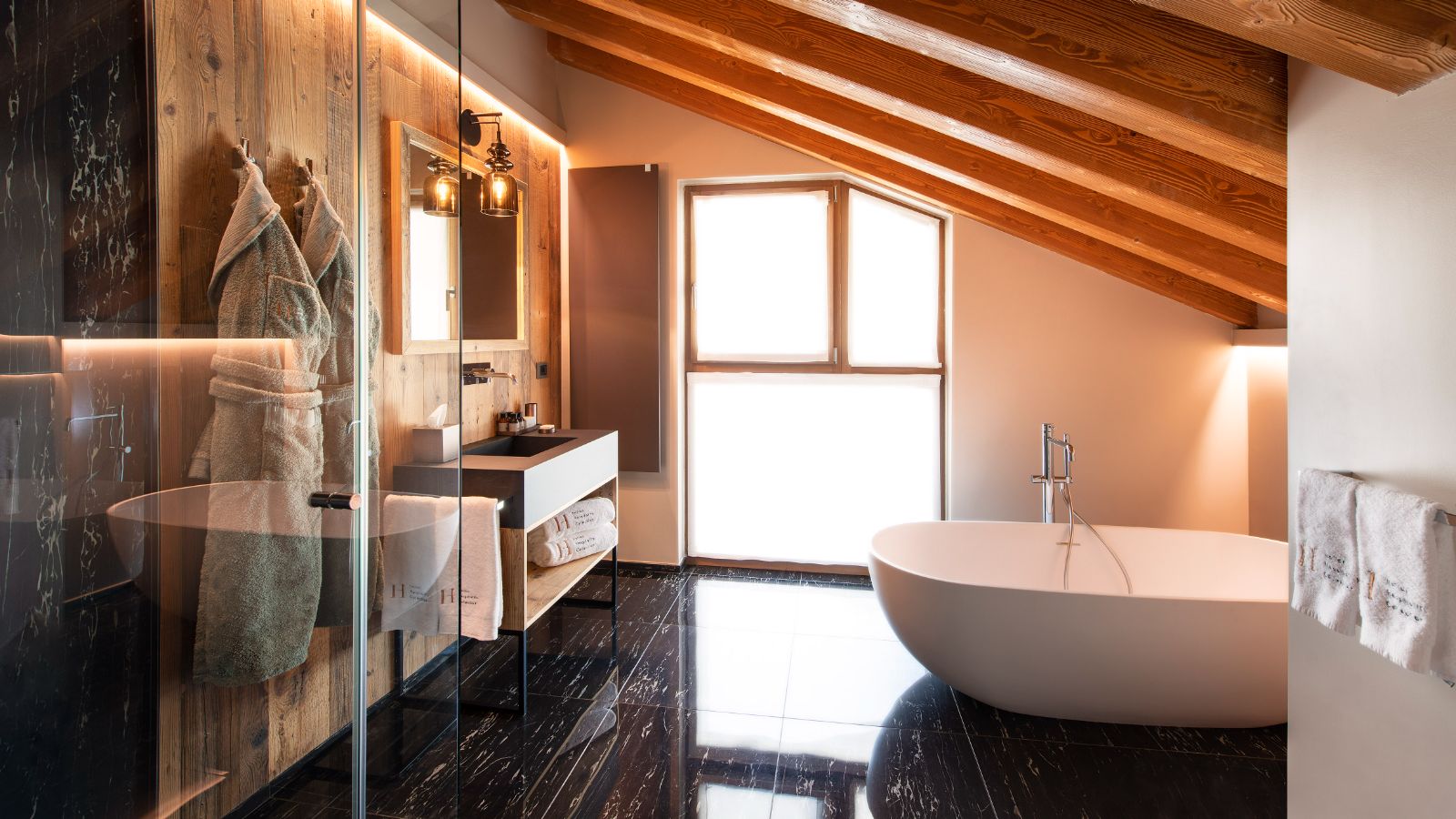 Luxury-Ski-Hotel-Courmayeur-Le-Massif-Hotel-and-Lodge-Oxford-Ski-Bathroom.jpg
