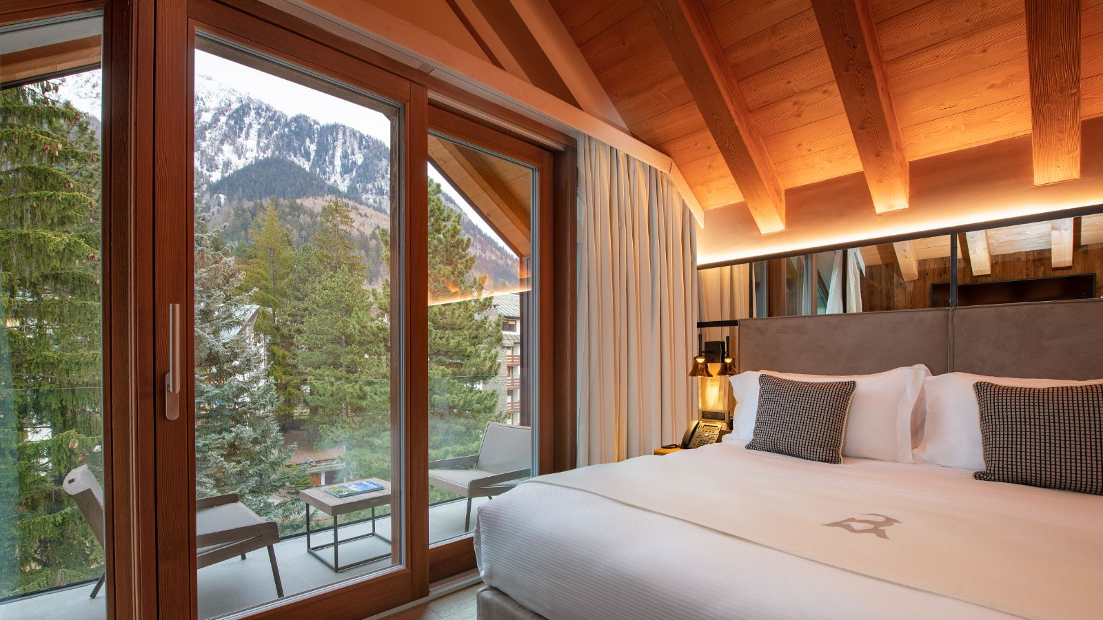 Luxury-Ski-Hotel-Courmayeur-Le-Massif-Hotel-and-Lodge-Oxford-Ski-Bedroom3.jpg