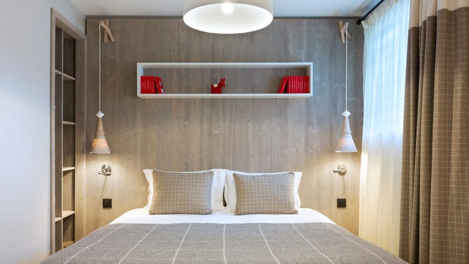 Luxury-Ski-Hotel-Chamonix-Heliopic-Hotel-Spa-Oxford-Ski-Bedroom (7).jpg