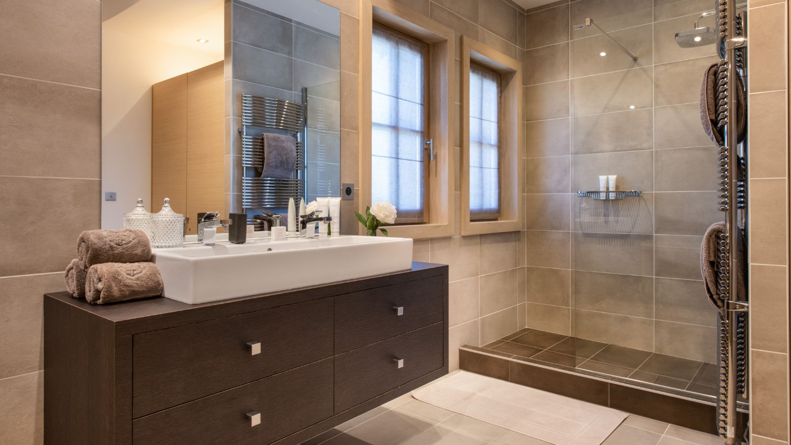 Luxury-Ski-Chalet-Courchevel-1650-Licorne-des-Neiges-Oxford-Ski-Bathroom.jpeg