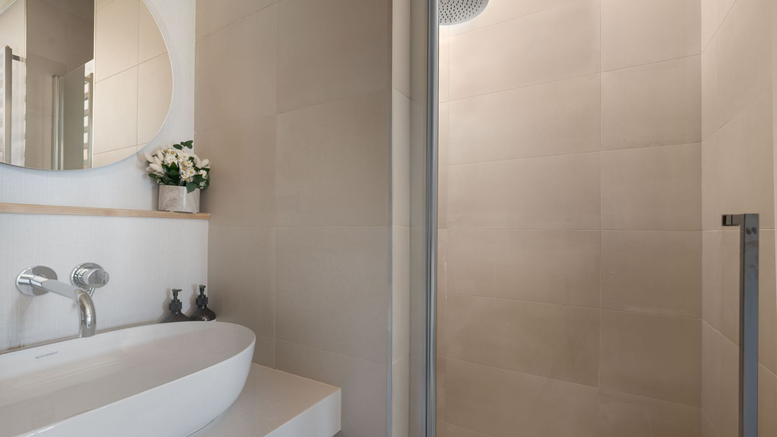 Luxury-ski-chalet-Courchevel 1550- Chalet Sira-oxford-ski-Bathroom(1).jpg