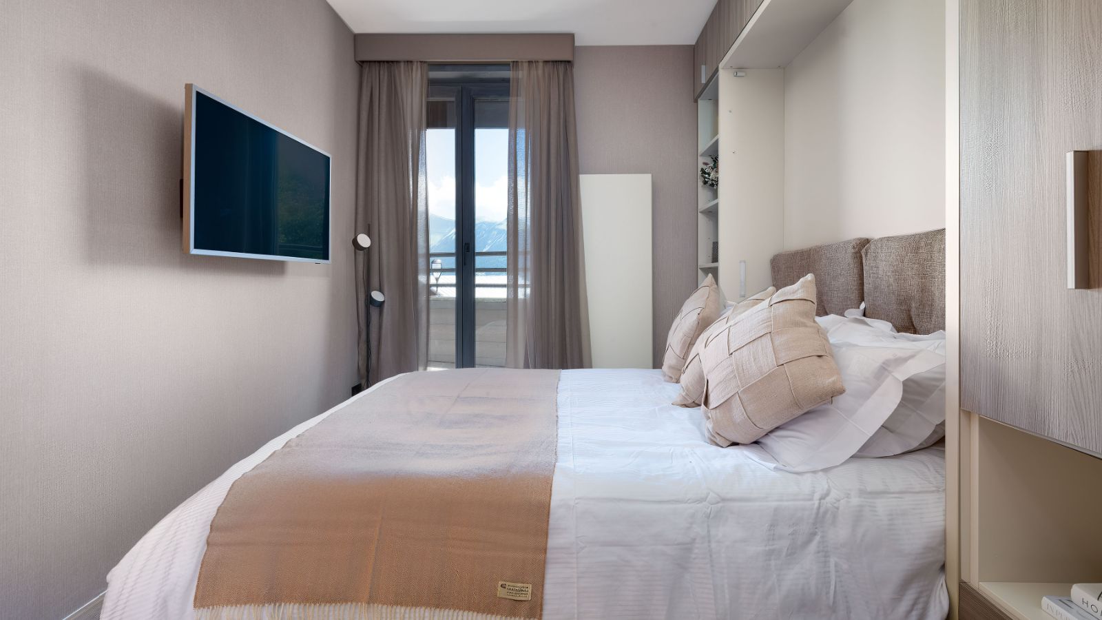 Luxury-ski-chalet-Courchevel 1550- Chalet Sira-oxford-ski-Bedroom(1).jpg