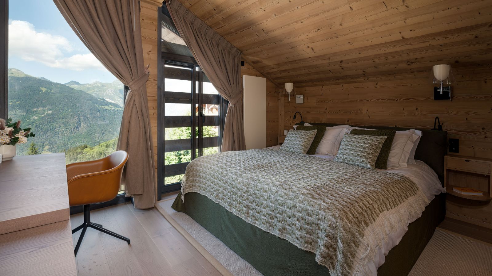 Luxury-ski-chalet-Courchevel 1550- Chalet Sira-oxford-ski-Bedroom(2).jpg