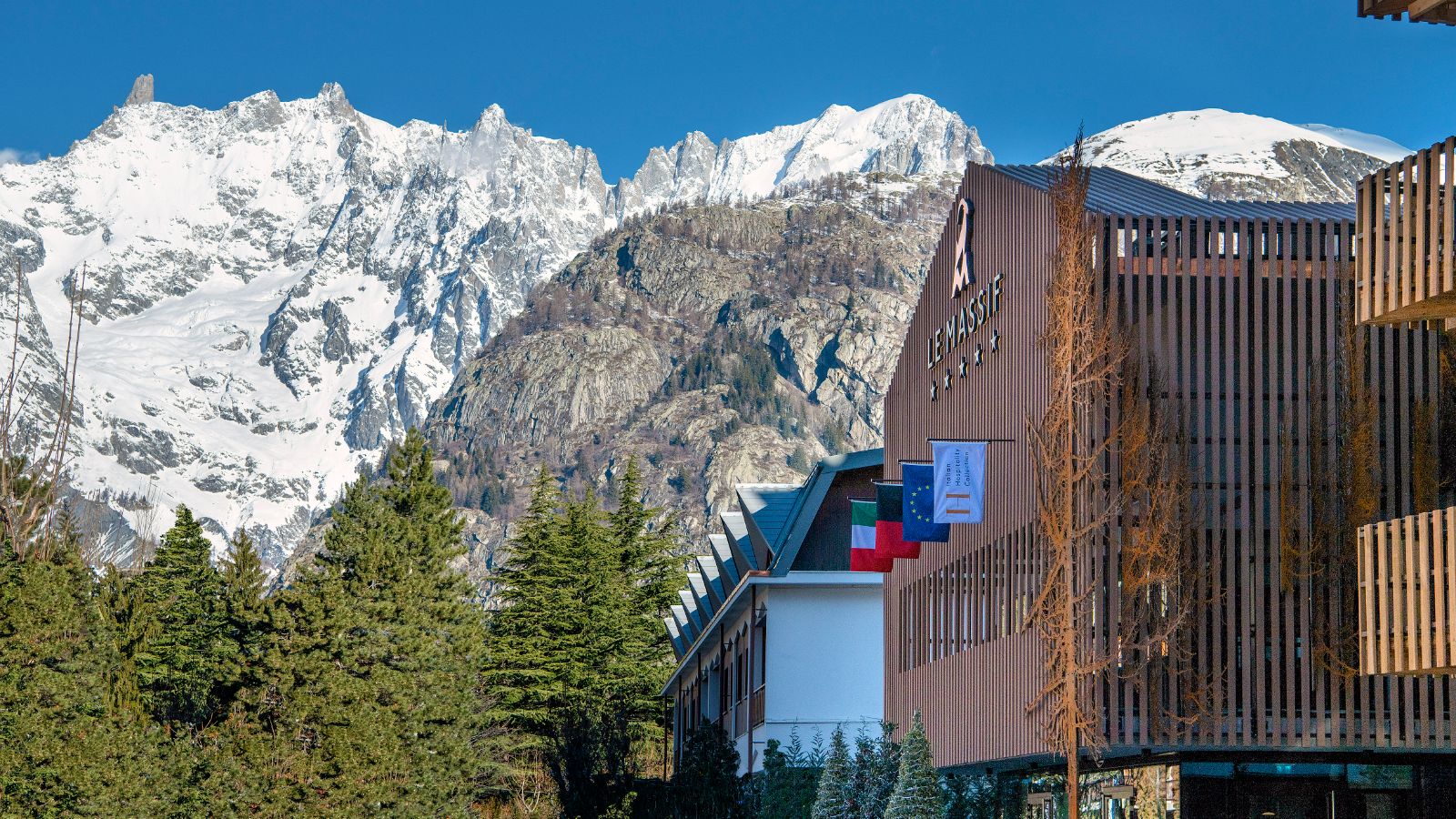 Luxury-Ski-Chalet-Courmayeur-Le-Massif-Hotel-and-Lodge-Oxford-Ski-Exterior (1).jpg