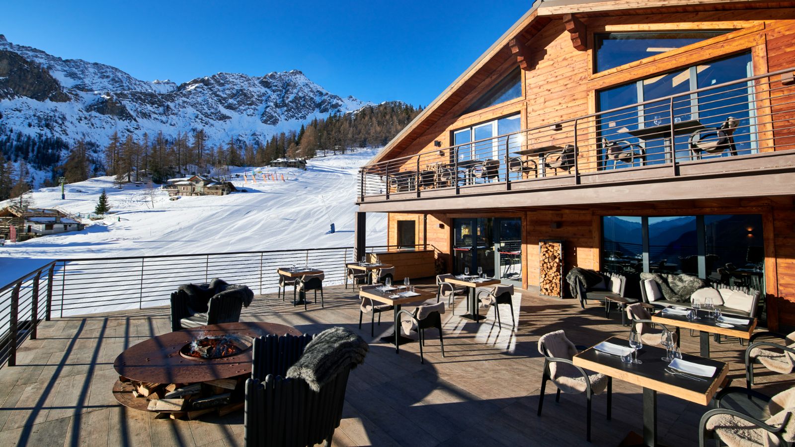 Luxury-Ski-Chalet-Courmayeur-Le-Massif-Hotel-and-Lodge-Oxford-Ski-Terrace.jpg