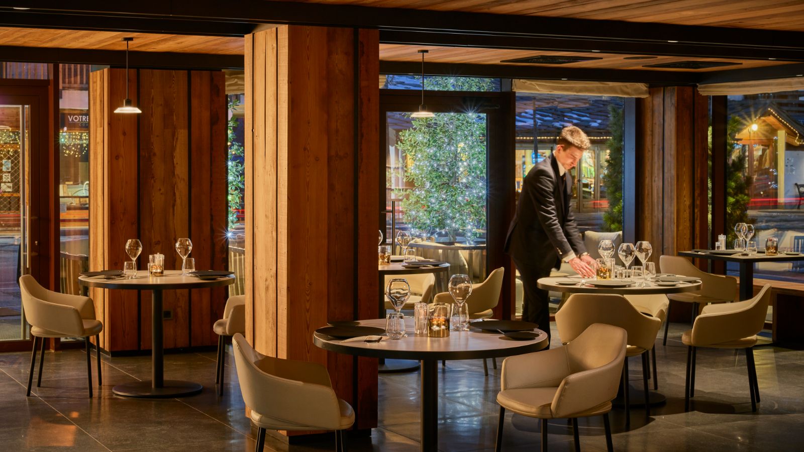 Luxury-Ski-Chalet-Courmayeur-Le-Massif-Hotel-and-Lodge-Oxford-Ski-Dining.jpg