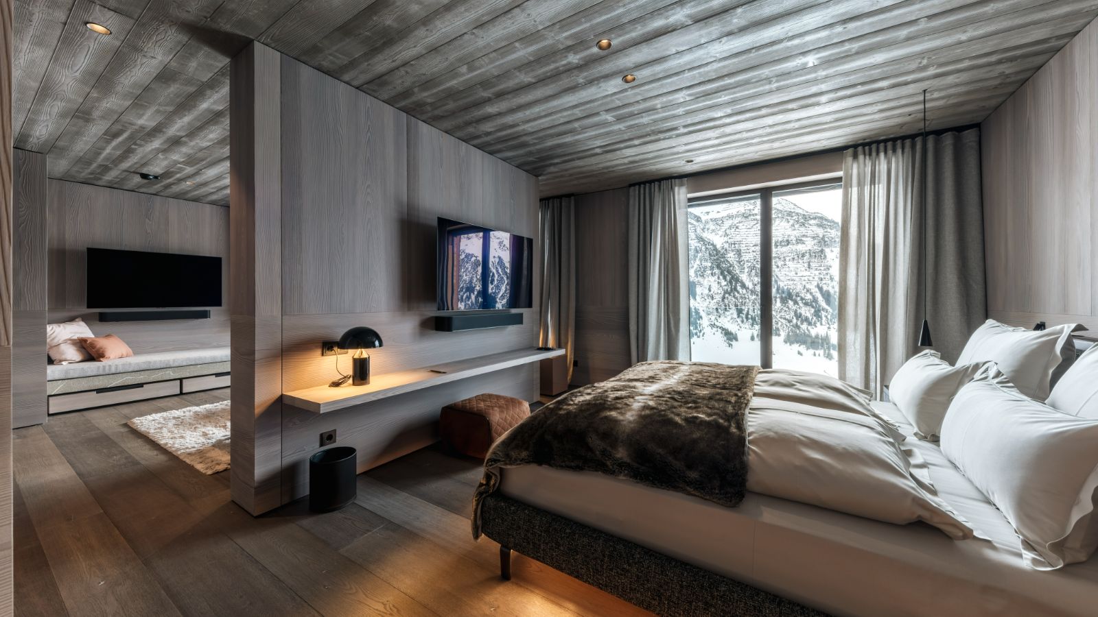 Luxury-Ski-Chalet-Operlech-Le Chalet-Oxford-Ski-Bedroom(3).jpg