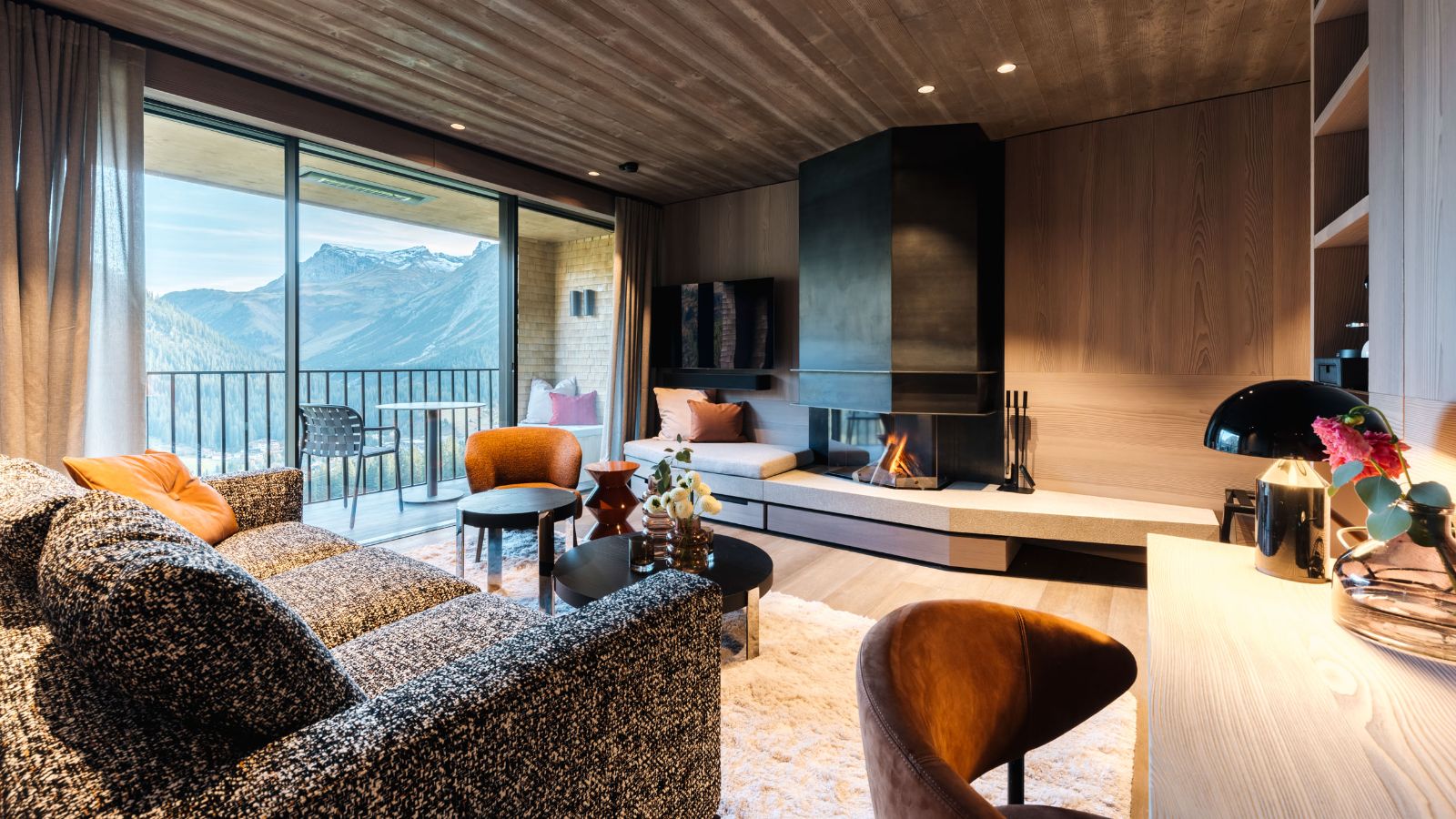 Luxury-Ski-Chalet-Operlech-Le Chalet-Oxford-Ski-Lounge(2).jpg