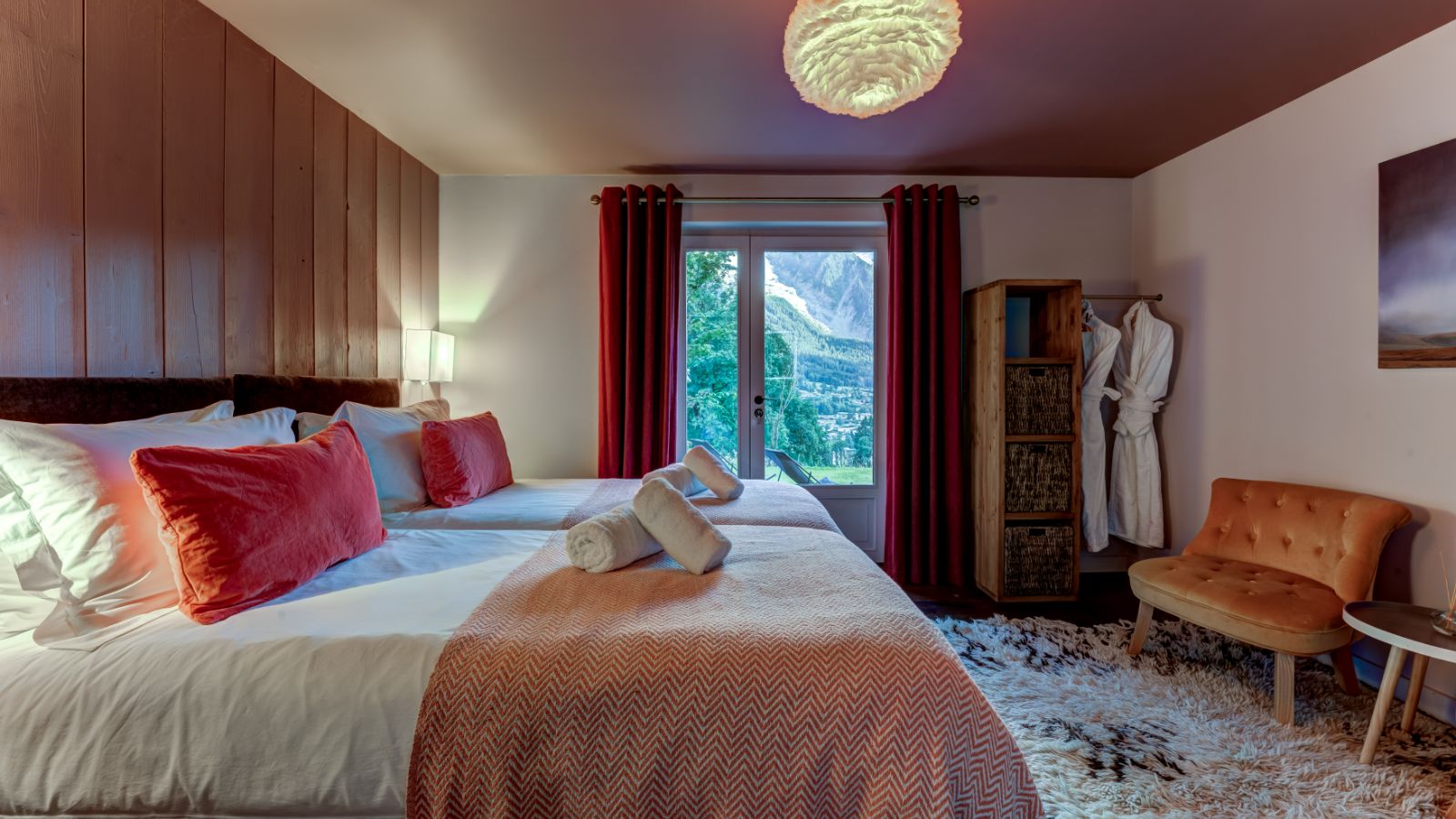 Luxury-ski-chalet-Chamonix-Chalet Hibou-Oxford-ski-Bedroom(2).jpg