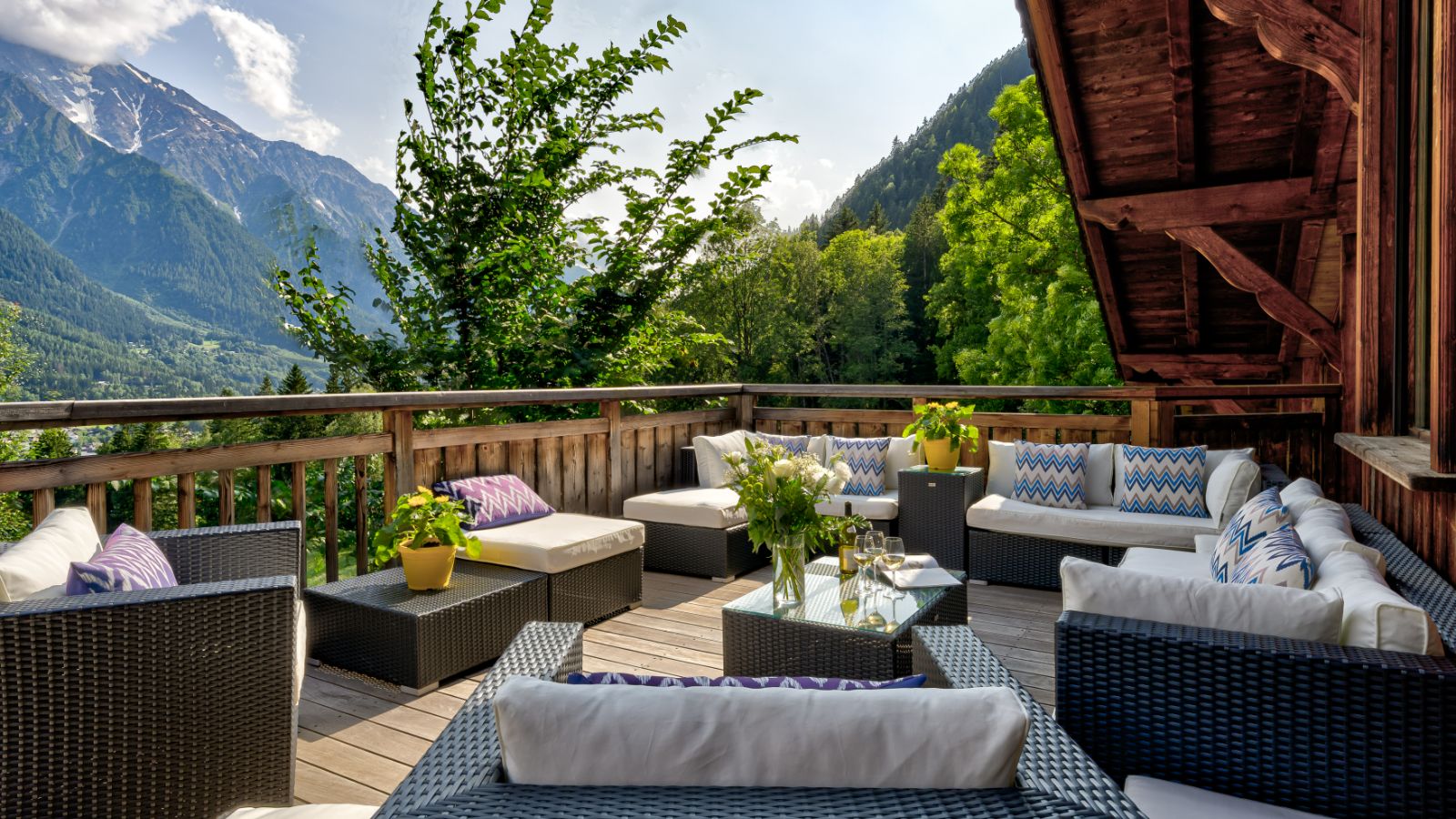 Luxury-ski-chalet-Chamonix-Chalet Hibou-Oxford-ski-Balcony (1).jpg