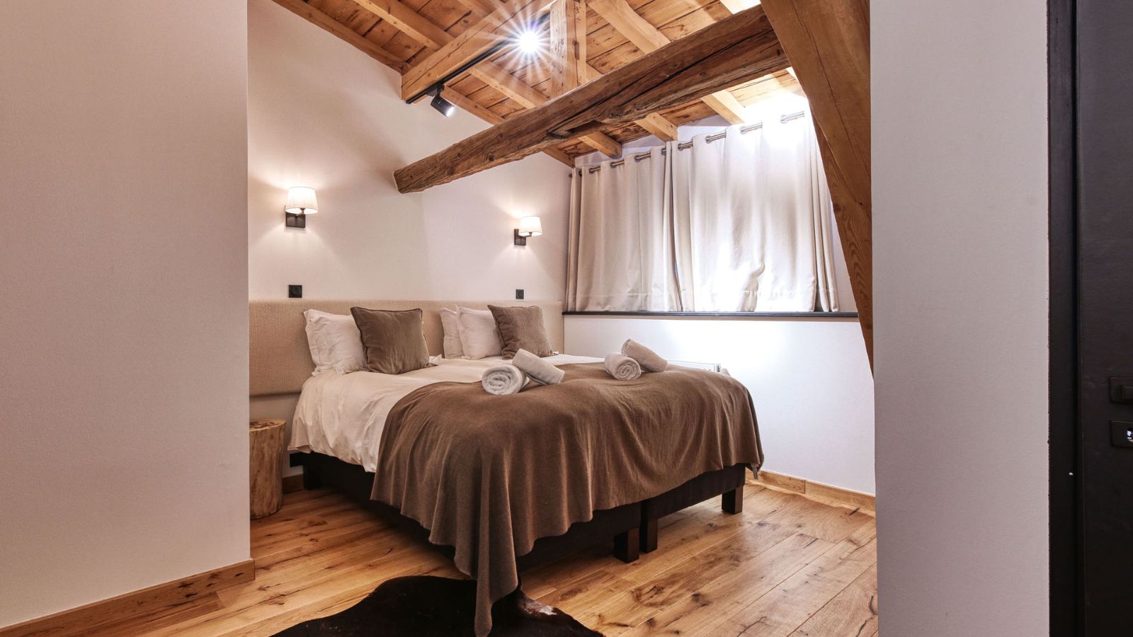 Luxury-ski-chalet-Chamonix-chalet le marti-oxford-ski-Bedroom(2).jpg
