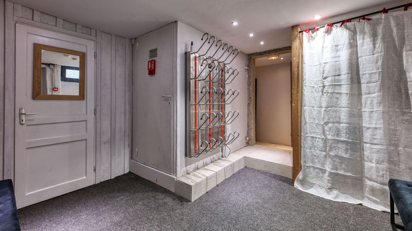 Luxury-ski-chalet-Chamonix-chalet le marti-oxford-ski-Skiroom.jpg