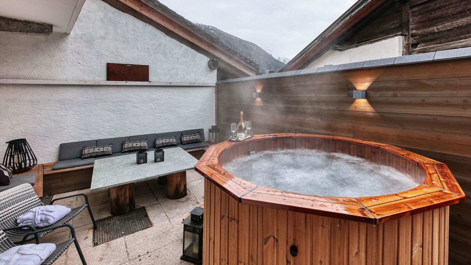 Luxury-ski-chalet-Chamonix-chalet le marti-oxford-ski-Jacuzzi .jpg