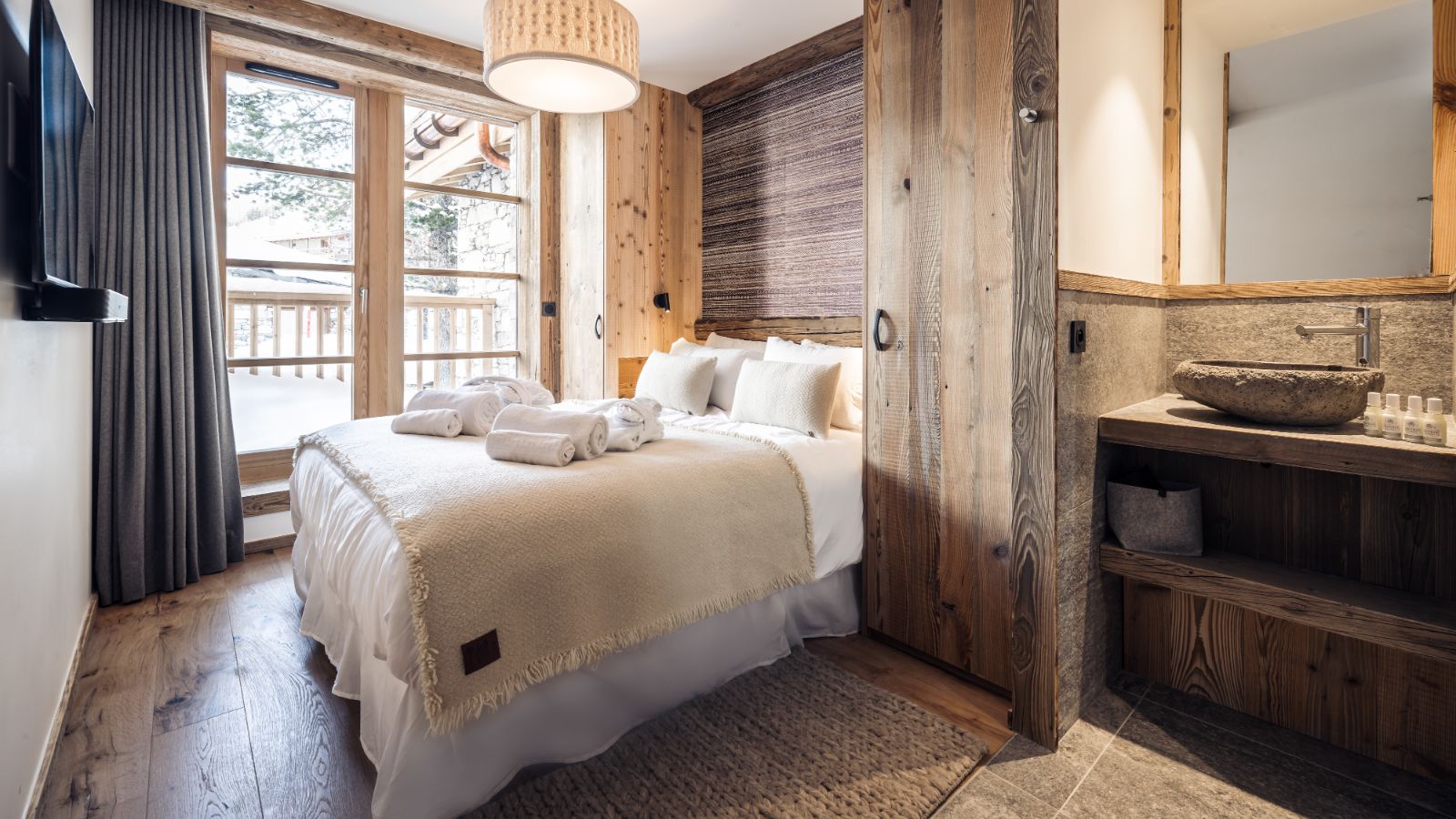 Luxury-Ski-Chalet-Val d'Isere-Chalet Atacama-Oxford-Ski-Bedroom(1).jpg