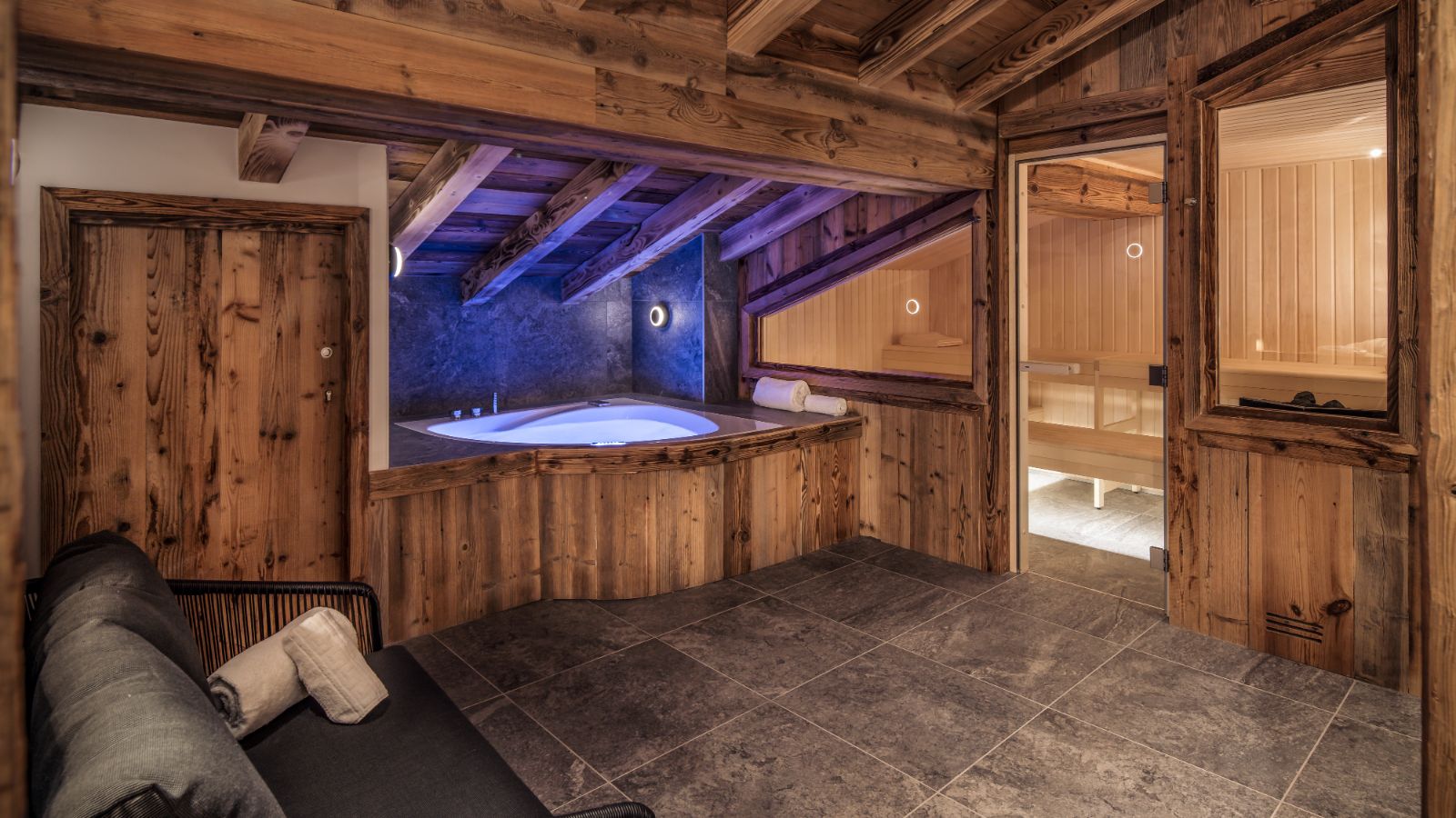 Luxury-Ski-Chalet-Val d'Isere-Chalet Atacama-Oxford-Ski-Jacuzzi sauna .jpg