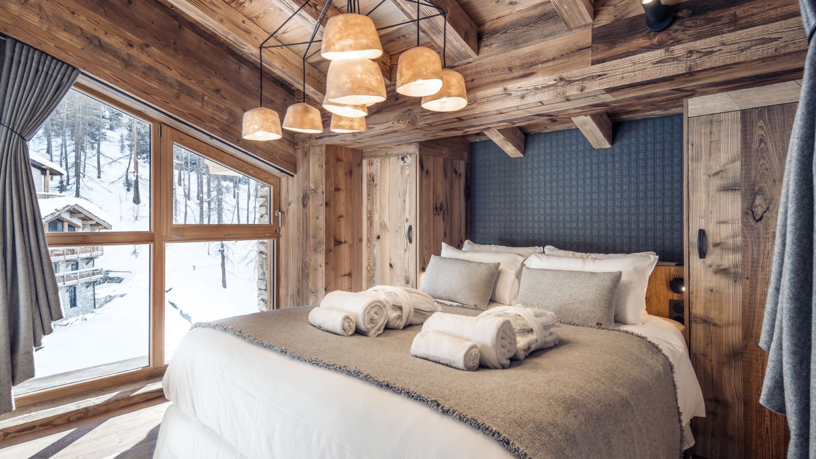 Luxury-Ski-Chalet-Val d'Isere-Chalet Atacama-Oxford-Ski-Master bedroom.jpg
