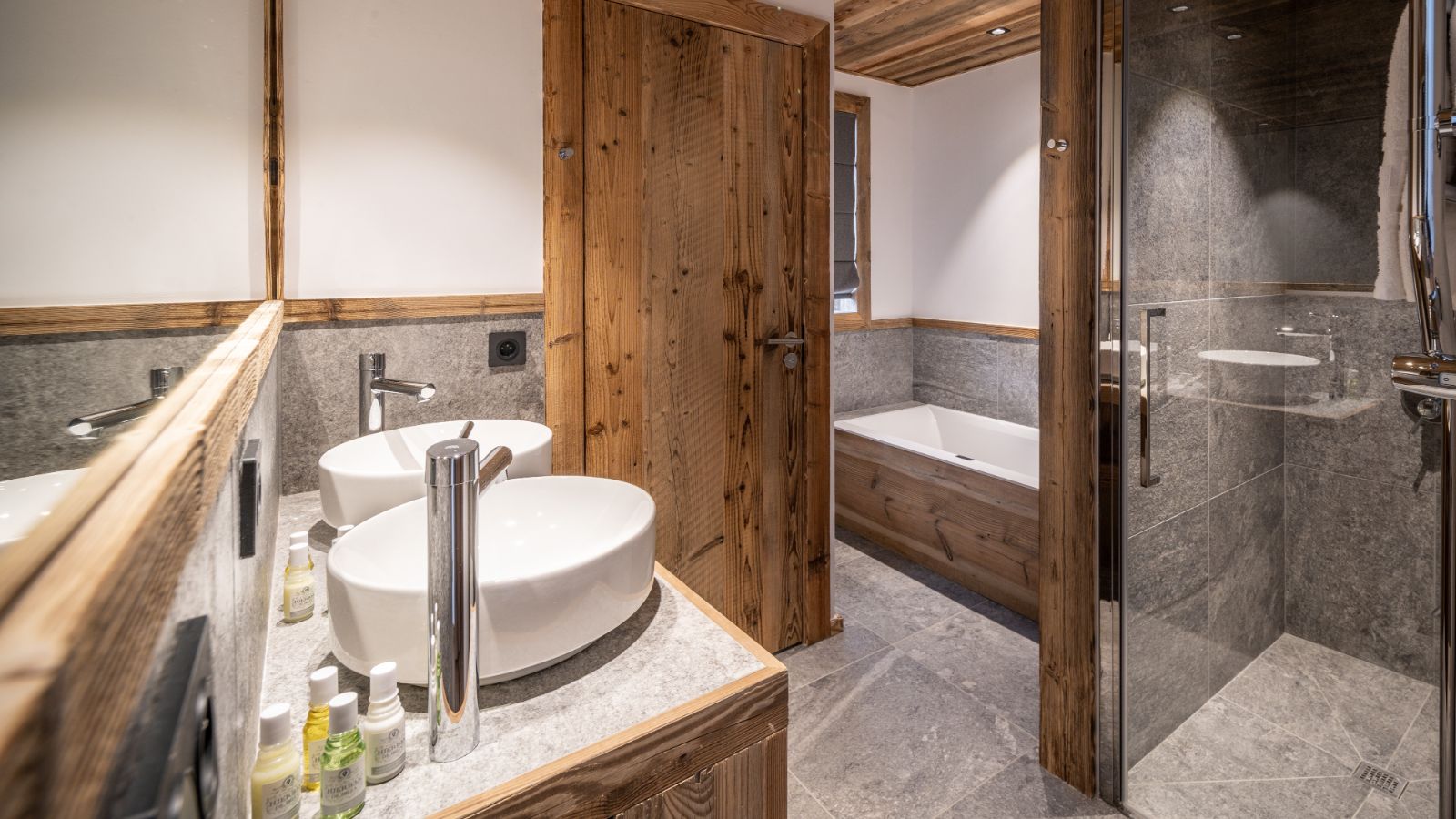 Luxury-Ski-Chalet-Val d'Isere-Chalet Source de L'isere-Oxford-Ski-Bathroom(1).jpg