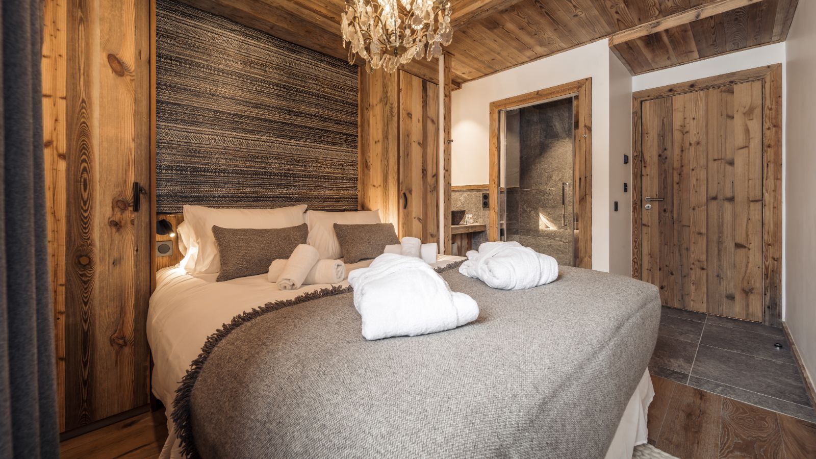 Luxury-Ski-Chalet-Val d'Isere-Chalet Source de L'isere-Oxford-Ski-Bedroom(2).jpg