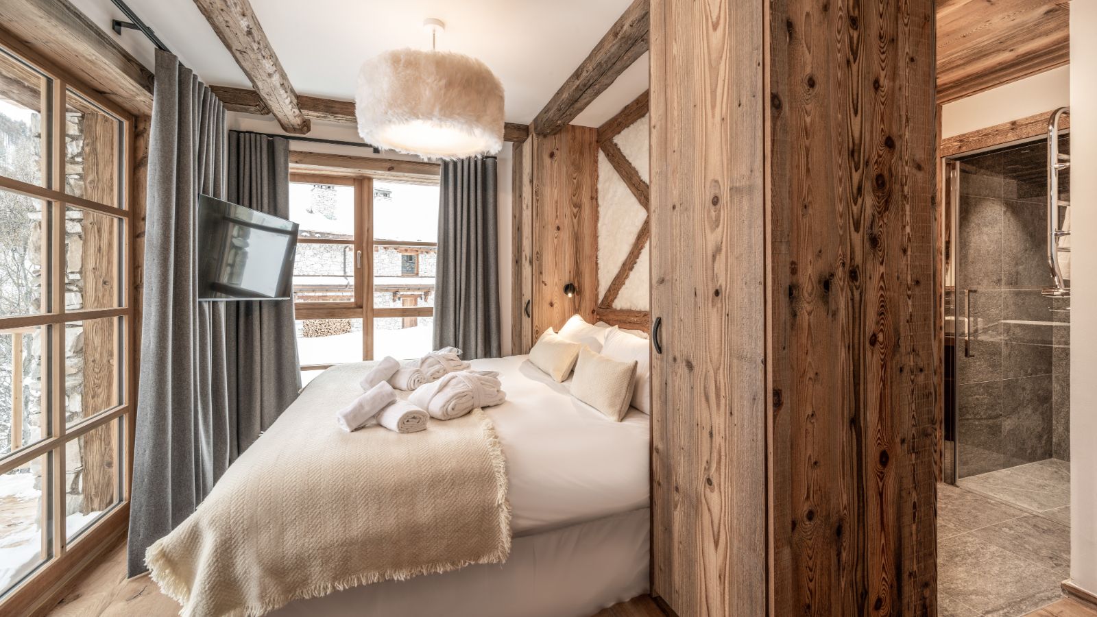 Luxury-Ski-Chalet-Val d'Isere-Chalet Source de L'isere-Oxford-Ski-Bedroom(3).jpg