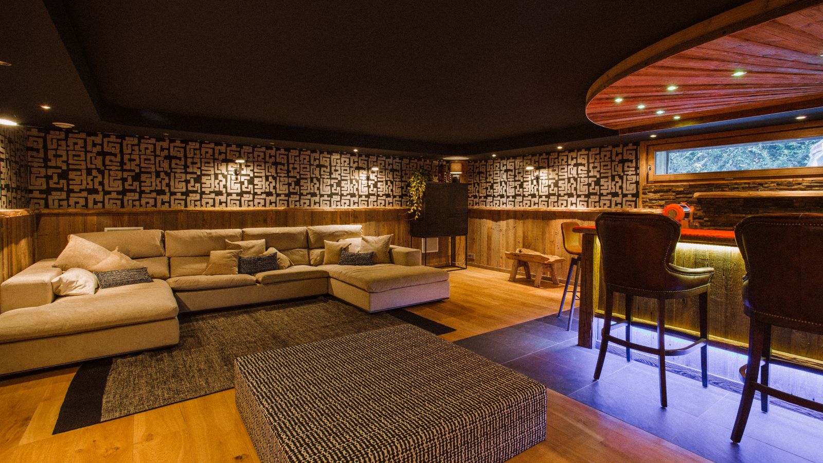 Luxury-Ski-Chalet-Morzine-Chardon-Oxford-Ski-Bar.jpg