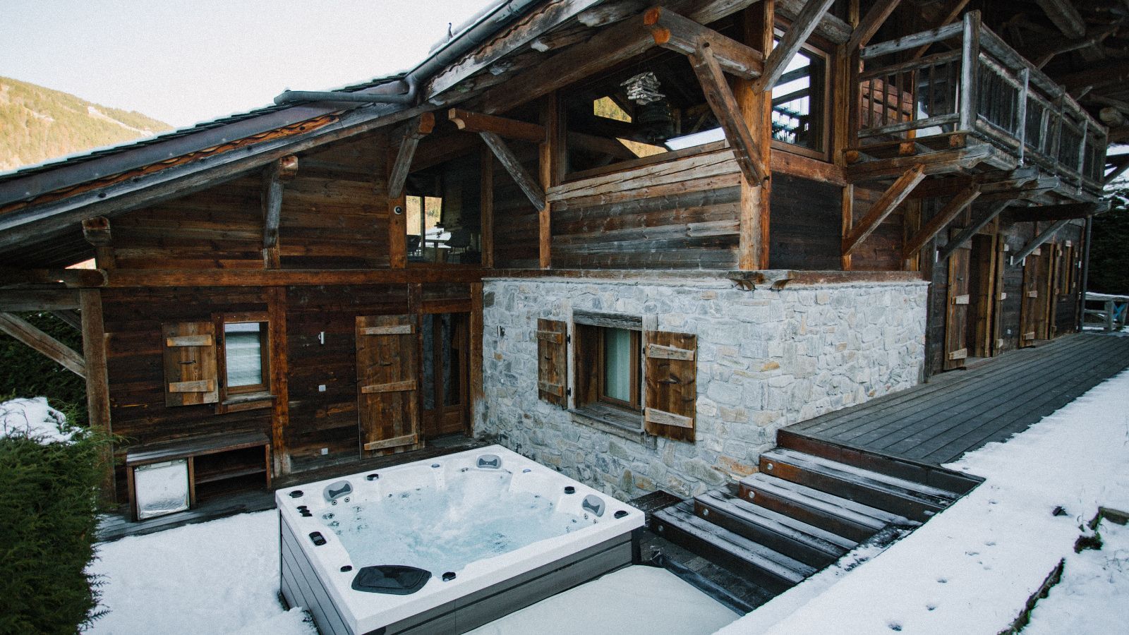 Luxury-Ski-Chalet-Morzine-Chardon-Oxford-Ski-Jacuzzi .jpg
