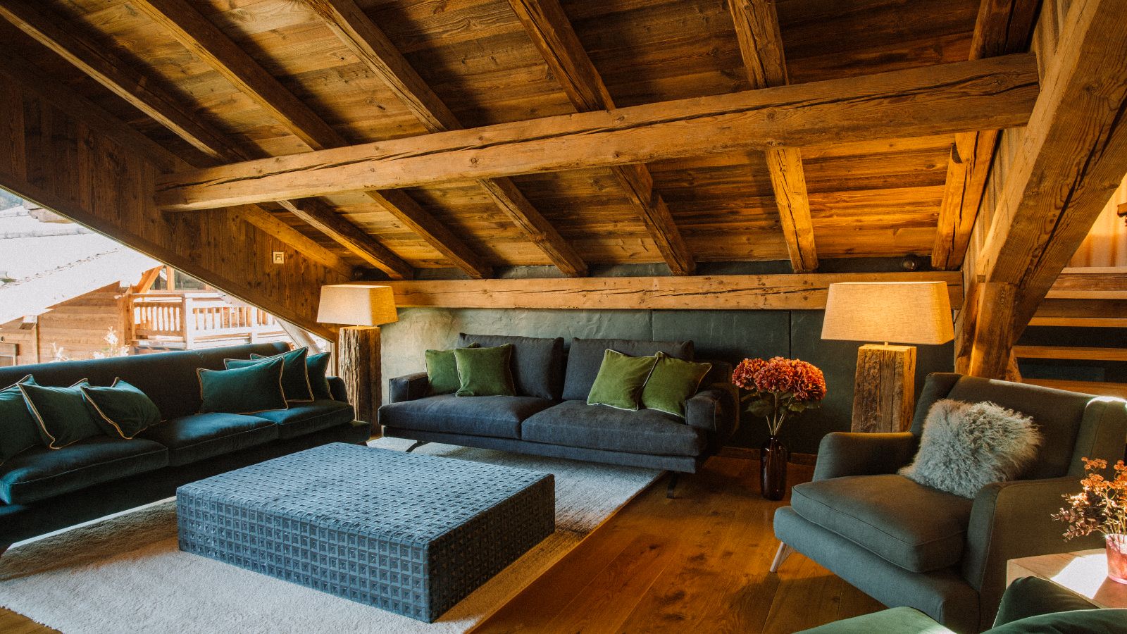 Luxury-Ski-Chalet-Morzine-Chardon-Oxford-Ski-Lounge(1).jpg