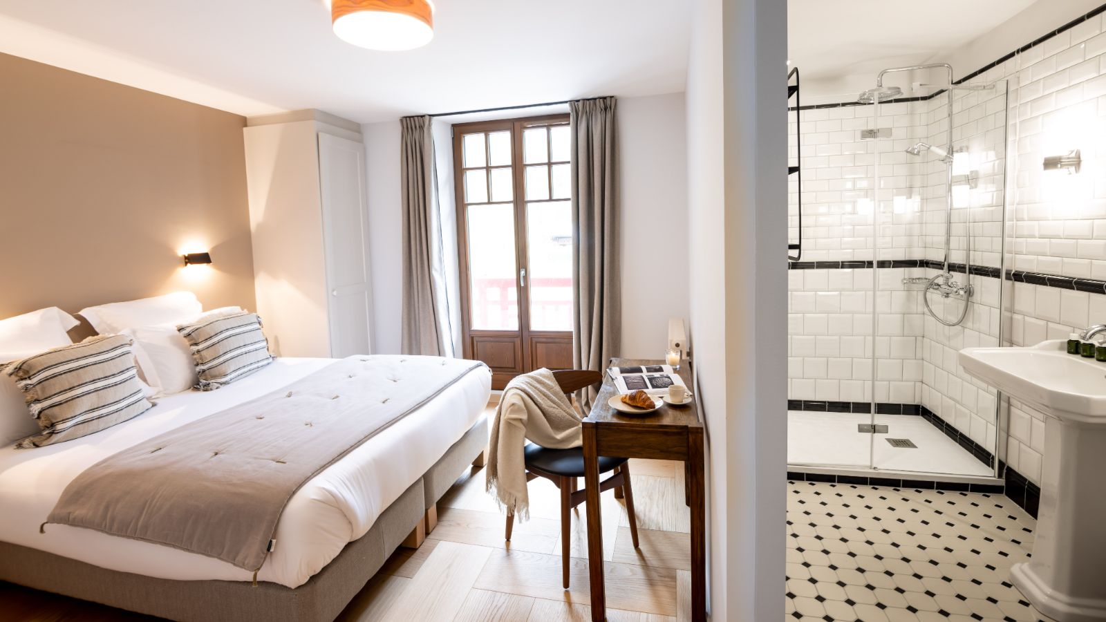 Luxury-Ski-Chalet-Chamonix-Volet Rouges-Oxford-Ski-Bedroom(1).jpg