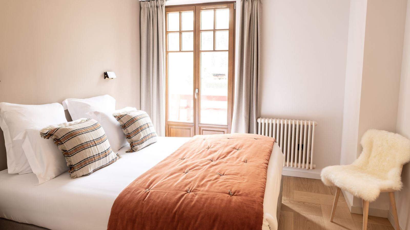 Luxury-Ski-Chalet-Chamonix-Volet Rouges-Oxford-Ski-Bedroom(2).jpg