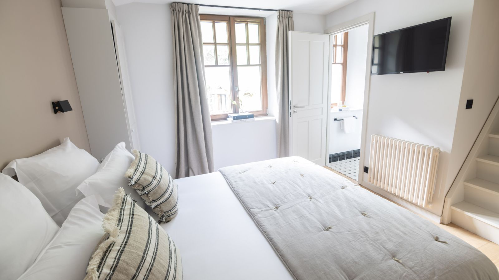 Luxury-Ski-Chalet-Chamonix-Volet Rouges-Oxford-Ski-Bedroom(4).jpg