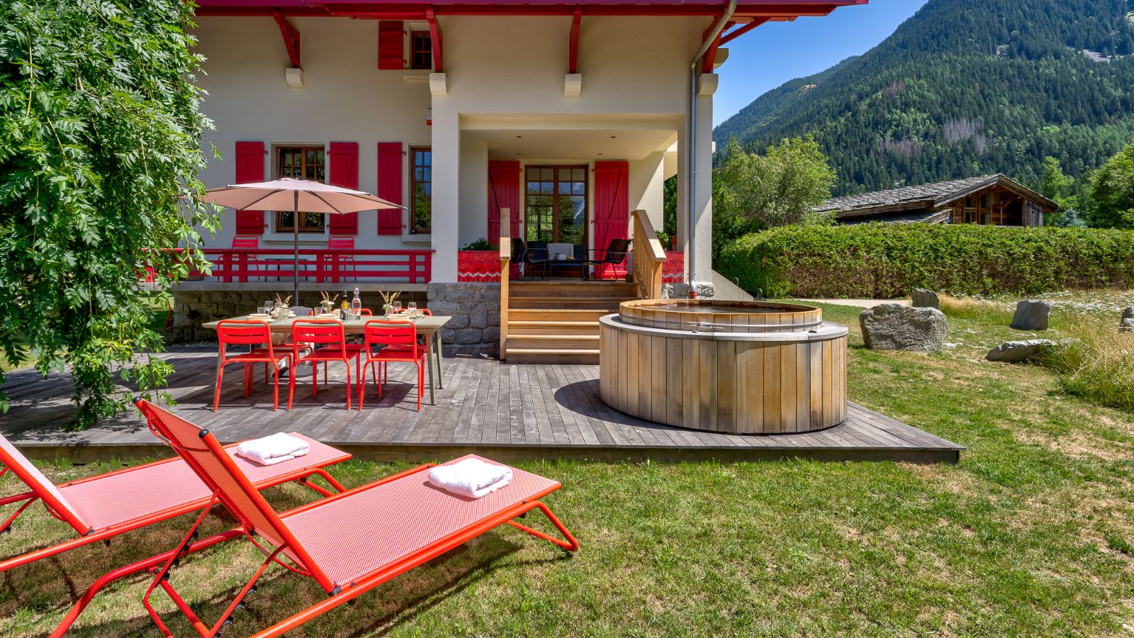 Luxury-Ski-Chalet-Chamonix-Volet Rouges-Oxford-Ski-Jacuzzi.jpg