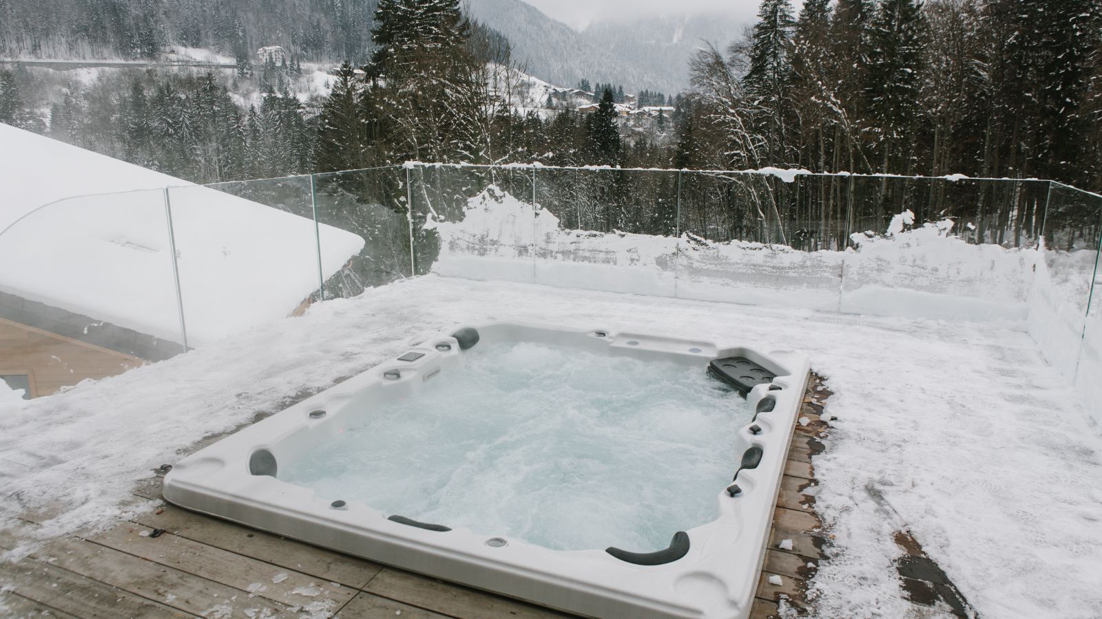 Luxury-Ski-Chalet-Morzine-Wilkids-Oxford-Ski-Jacuzzi winter.jpg