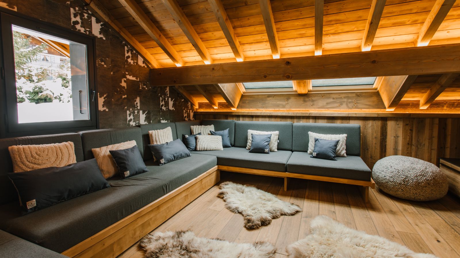 Luxury-Ski-Chalet-Morzine-Wilkids-Oxford-Ski-Lounge(2).jpg