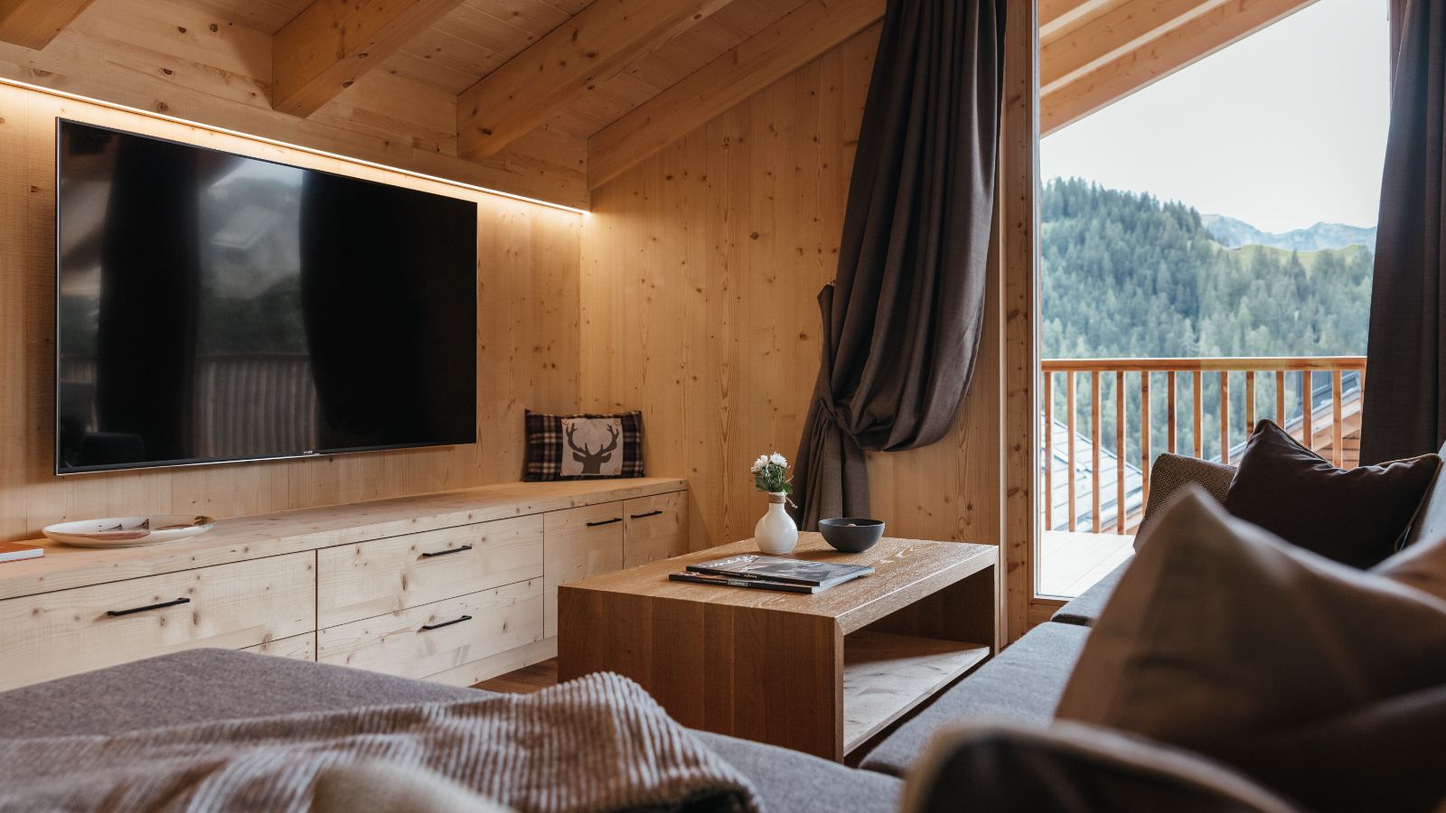 Luxury-Ski-Chalet-Alta-Badia-Chalet-Dolecir-Oxford-Ski-Lounge.jpg